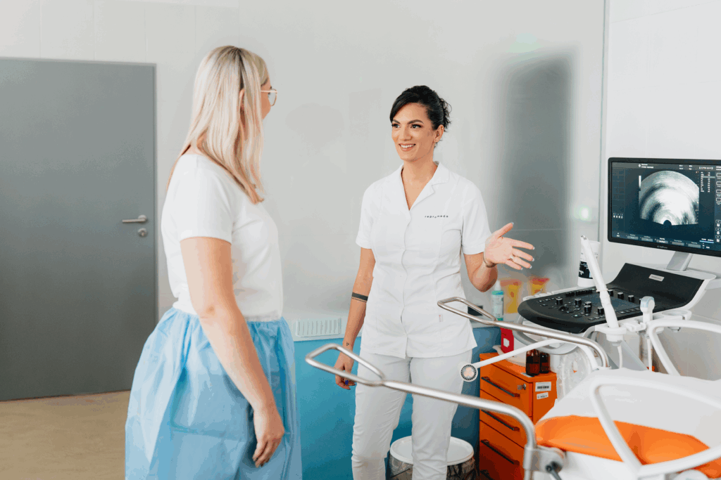 Lékařka s pacientkou na klinice Repromeda