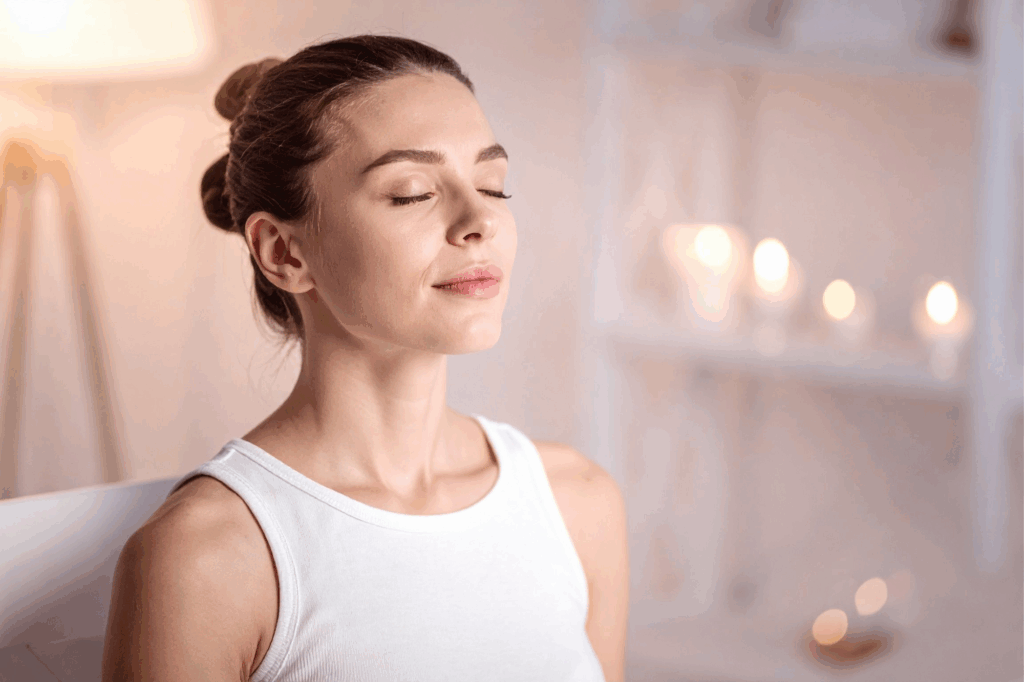 Žena při relaxaci a dechovém cvičení podporujícím rovnováhu těla a mysli