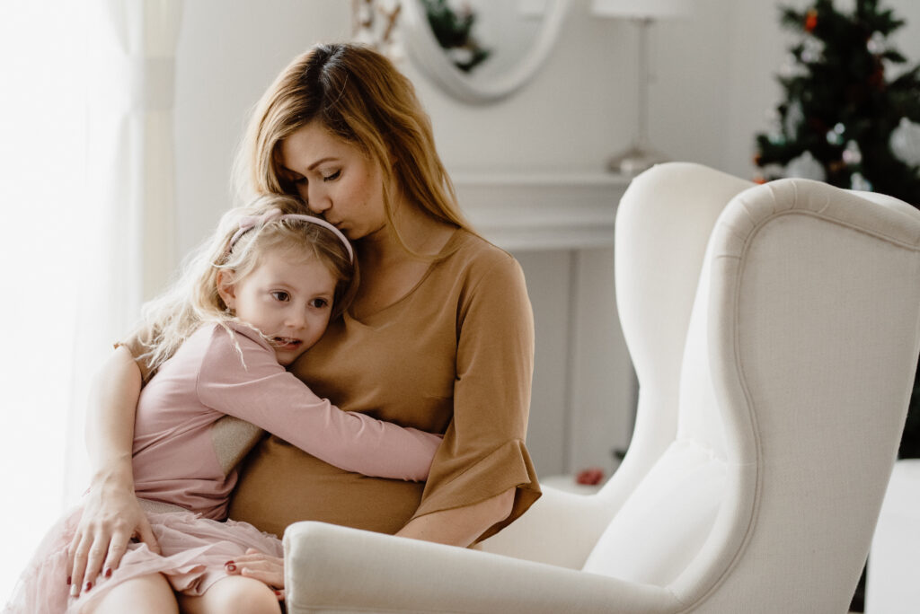 Bříško těhotné ženy a dítě