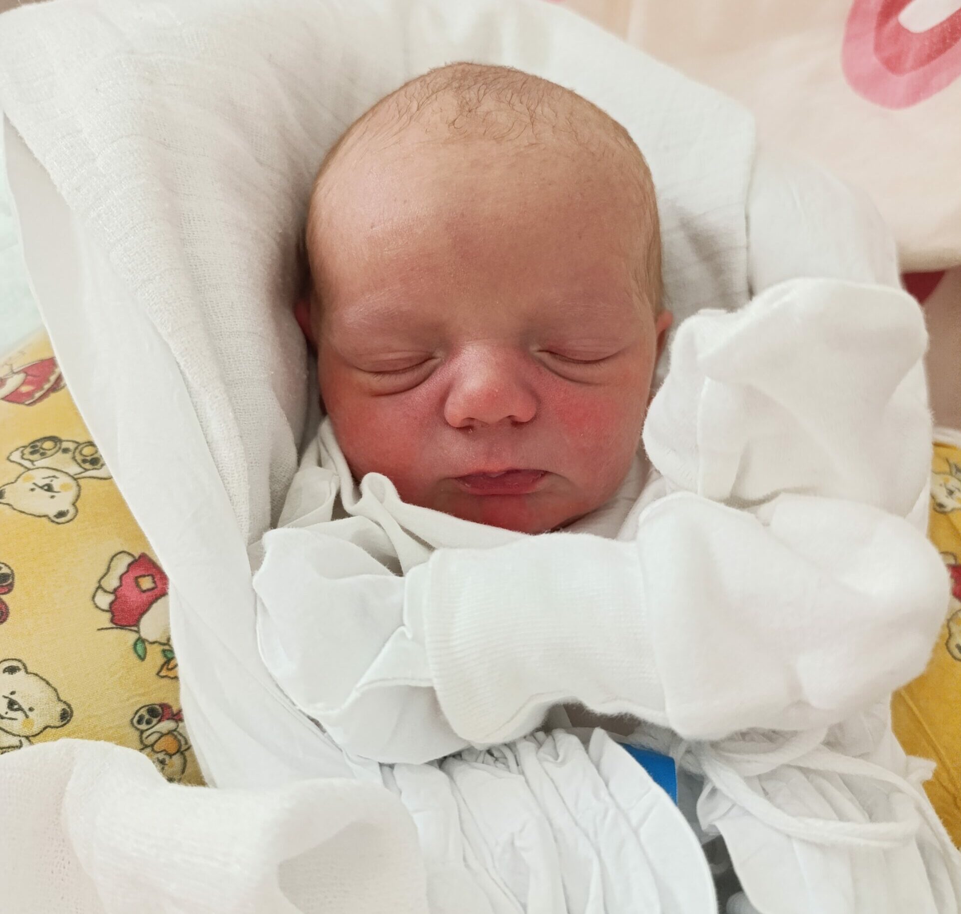 Novorozené miminko spící v náruči – příběh narození po IVF léčbě v Repromedě