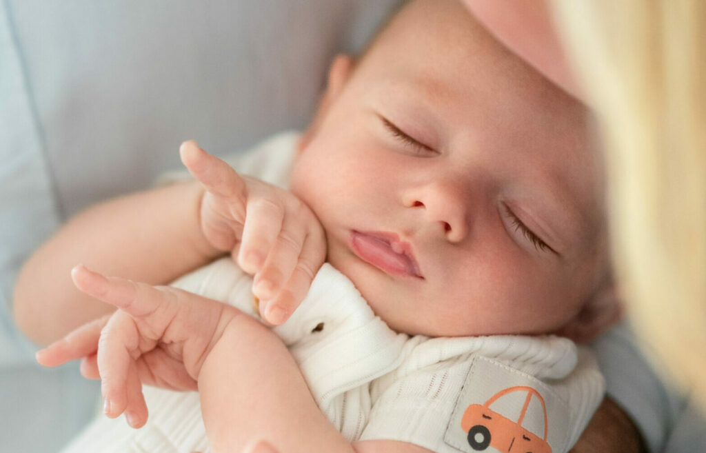 Miminko v náručí maminky